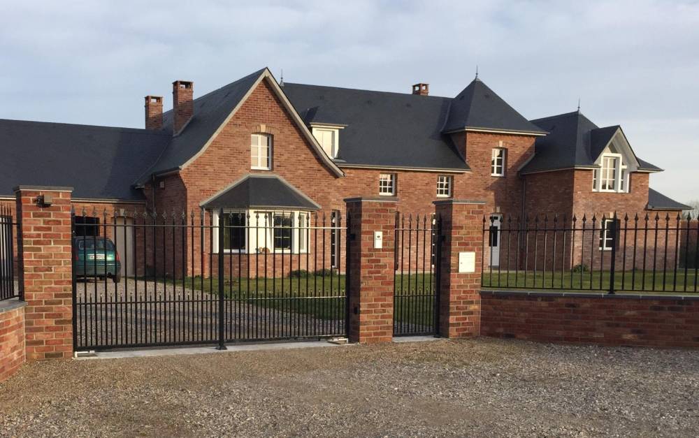 Maison avec portail 