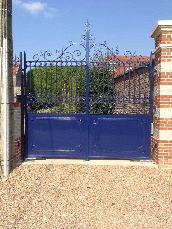 Portail bleu villa