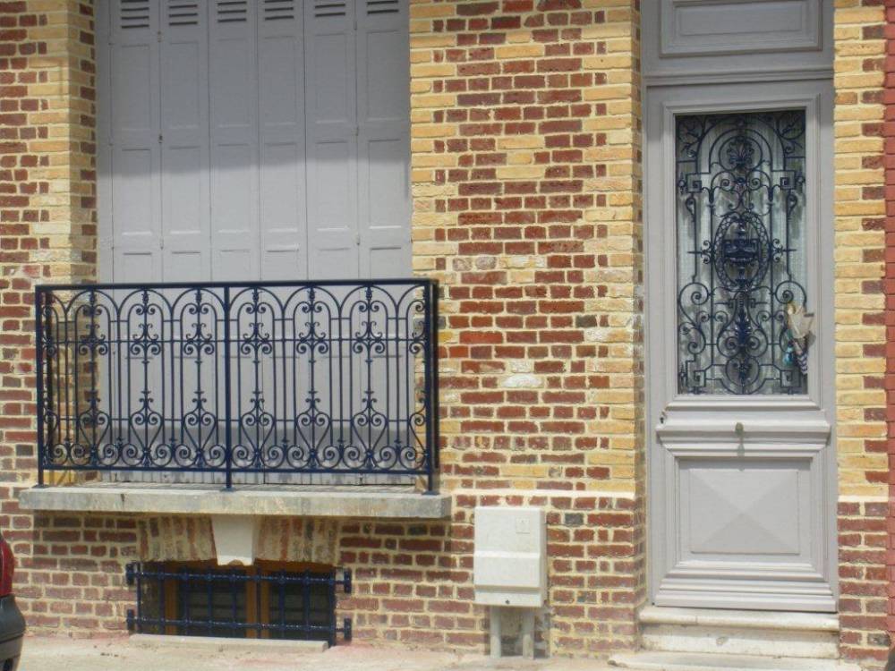 Travail de ferronnerie sur porte