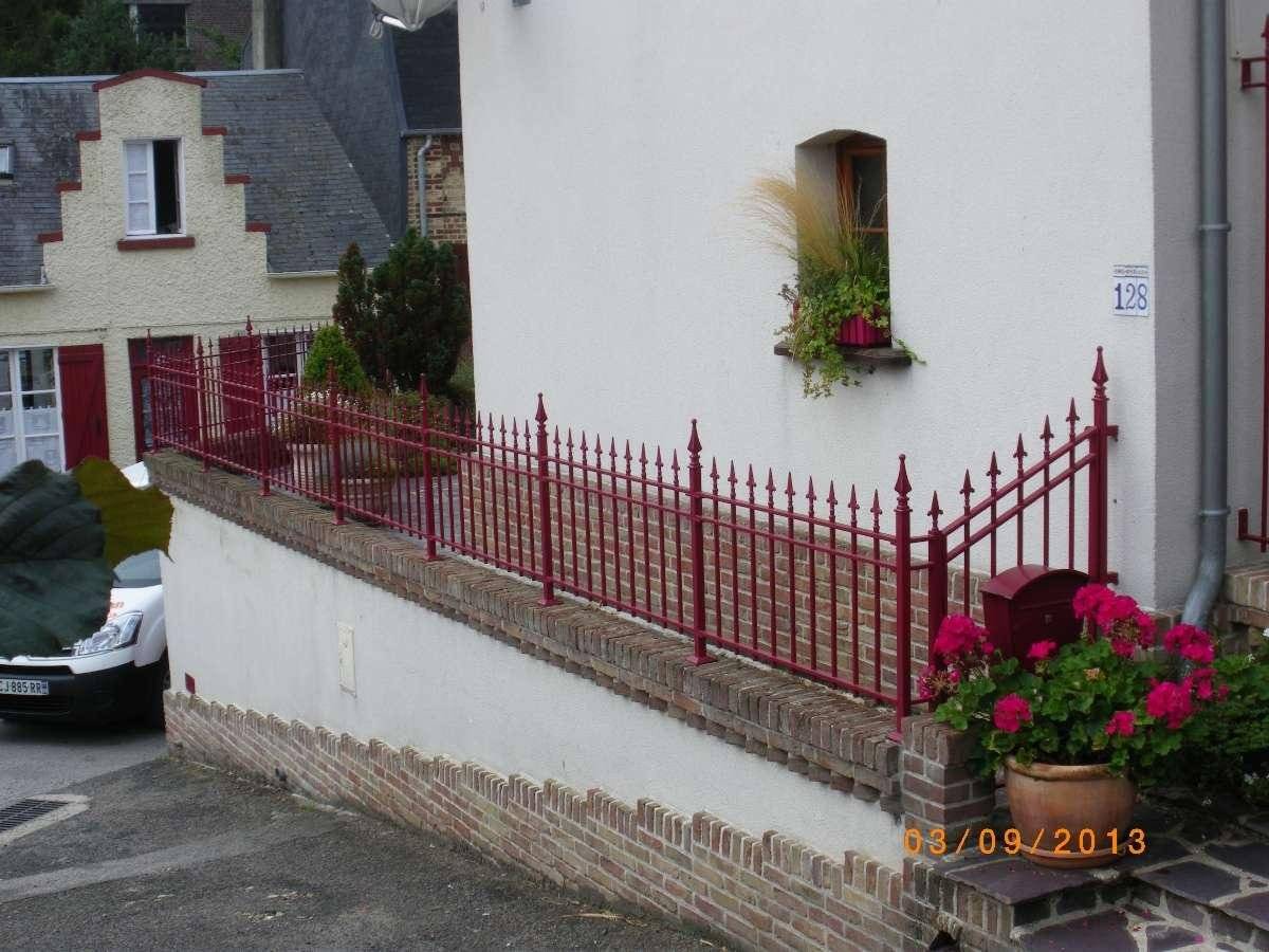 Clôture rouge en fer
