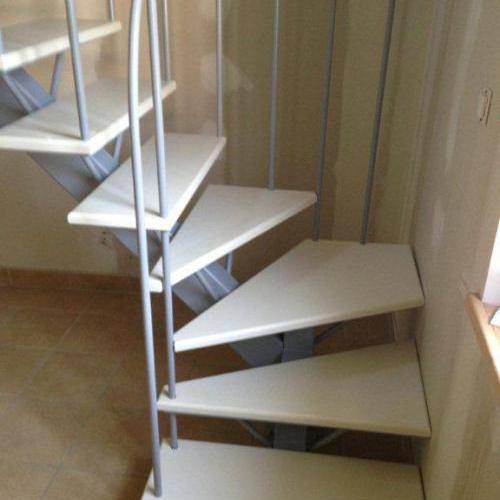 Escalier clair en intérieur