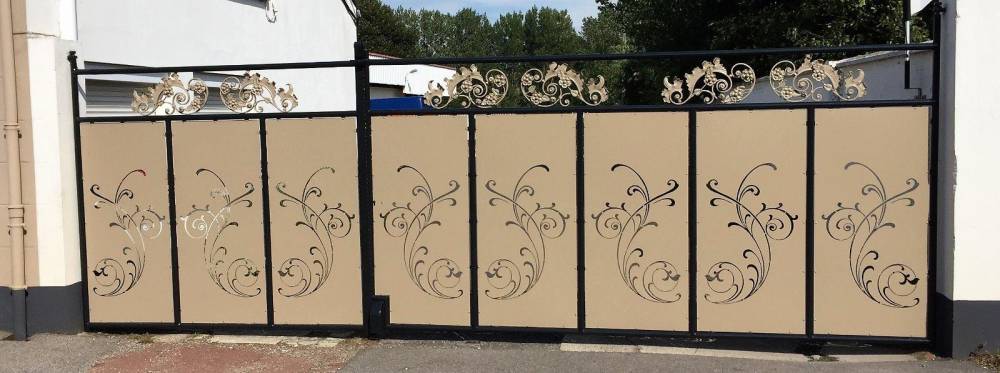 Portail avec motifs